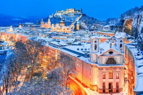 Salzburgo, Áustria: Vista de inverno da cidade histórica de Salzburgo com o famoso Festung Hohensalzburg e o rio Salzach iluminados no belo crepúsculo — Fotografia de Stock