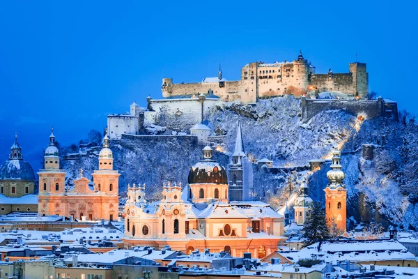 Salzburg, Austria: Winter viewof the historic city of Salzburg with famous Festung Hohensalzburg and Salzach river illuminated in beautiful twilight — Stock Photo, Image