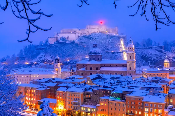 Salzburg, Austria: Ciężki śnieg na zabytkowego Salzburga z słynnej rzeki Salzach i Festung Hohensalzburg zimą — Zdjęcie stockowe