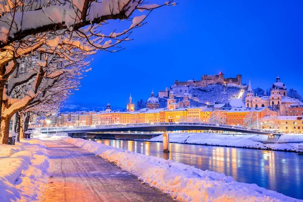 Salzburg, Österrike: Vintern använda historiska staden Salzburg med berömda Festung Hohensalzburg och Salzach floden — Stockfoto