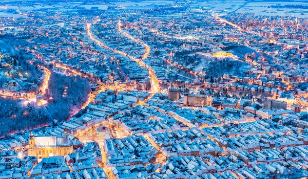 Brasov, Rumänien. Arial utsikt över gamla stan under julen — Stockfoto