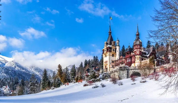 Sinaia, Romania: Peles Castle in a beautiful day of winter — Stock Photo, Image