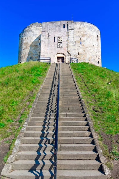 York, England, United Kingdom: Cliffords Tower, a fortified complex comprising of castles, prisons, law courts — Stock Photo, Image