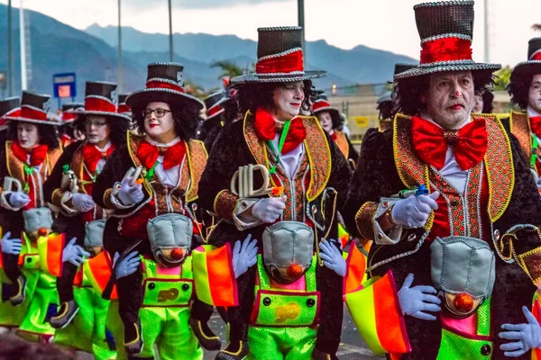 Santa Cruz de Tenerife, Espanha, Ilhas Canárias 13 de fevereiro de 2018: Dançarinos de carnaval no desfile do Carnaval de Santa Cruz de Tenerife — Fotografia de Stock