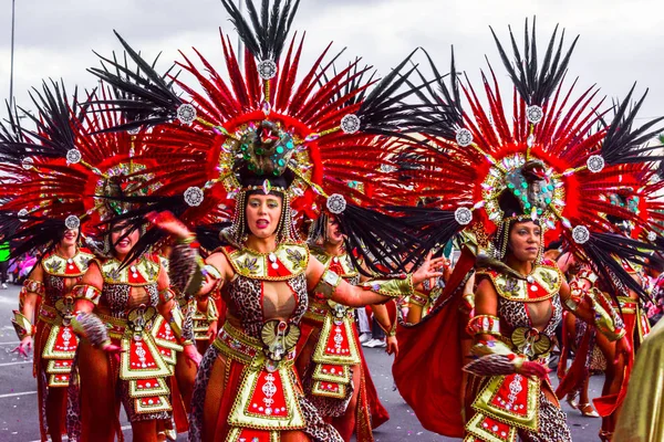 Santa Cruz de Tenerife, Hiszpania, Wyspy Kanaryjskie 13 lutego 2018: karnawał tancerzy na parady na Carnaval Santa Cruz de Tenerife — Zdjęcie stockowe