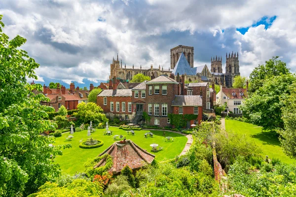 York, Engeland, Verenigd Koninkrijk: York Minster, één van de grootste in zijn soort in Noord-Europa — Stockfoto