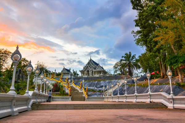 泰国甲米的 wat kaew 寺庙: wat kaew 是 thanon maharat 的主要寺庙之一 — 图库照片