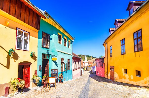 Sighisoara, Romania: Famous stone paved old streets with colorful houses in the medieval city-fortress — Stock Photo, Image