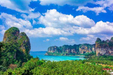 Railey beach, Krabi, Tayland, Thailand: mavi su ve kireçtaşı kayalıkları ile güzel genel bakış