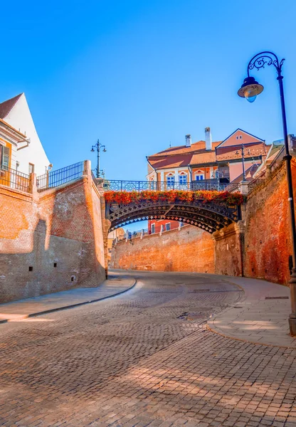 Sibiu, Rumänien: Lögnare Bridge på lilla torget — Stockfoto