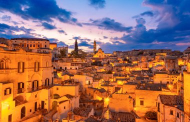 Matera, Basilicata, İtalya: Tarihi kentin - di Matera Sassi gece görünümü
