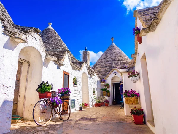 Alberobello, Puglia, Italy: Typical houses built with dry stone walls and conical roofs — Stock Photo, Image