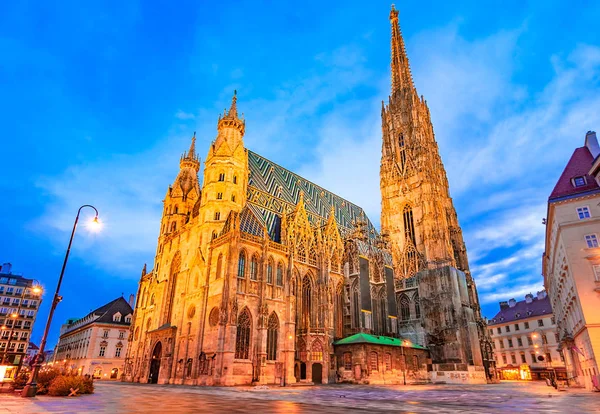 维也纳，奥地利，欧洲：圣斯蒂芬斯大教堂或斯蒂芬斯多姆，斯蒂芬斯广场 图库图片