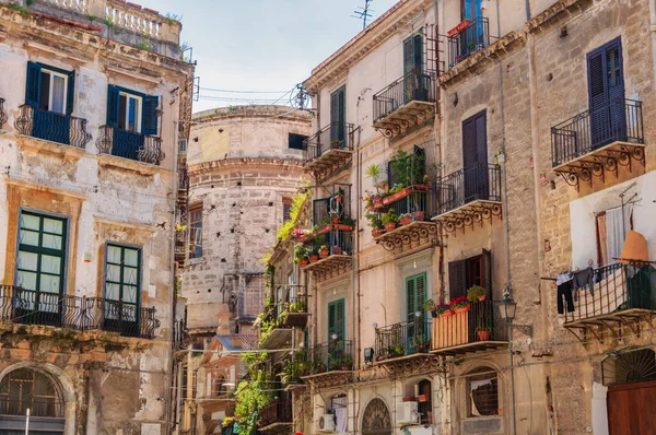 Palermo, Sicílie, Itálie: pohled na ulice starých budov — Stock fotografie