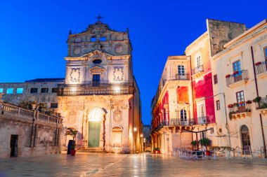 Siracusa, Sicilya adası, İtalya: Aziz Lucy, Ortigia, Syracuse'un Gömülmesiyle Kilise'nin Gece manzarası