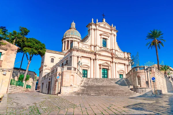 意大利西西里岛科米索：16世纪安农齐亚塔新古典主义教堂 — 图库照片