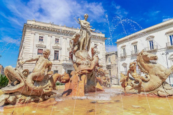 Siracusa, sizilianische insel, italien: diana-brunnen in archimedes square, ortigia, syrakus — Stockfoto