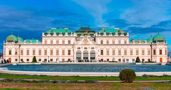 Wiedeń, Austria: piękny widok na słynny Schloss Belvedere lub Górny Belweder — Zdjęcie stockowe