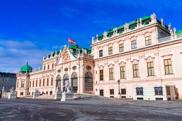 Wenen, Oostenrijk: prachtig uitzicht op het beroemde Schloss Belvedere of Upper Belvedere — Stockfoto