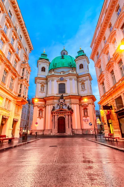 Wien, Österreich: Nachtansicht der Peterskirche, der Peterskirche, einer barocken römisch-katholischen Pfarrkirche — Stockfoto