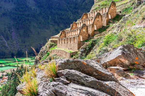 Ollantaytambo, Pérou, Vallée Sacrée : Pinkuylluna, ruines d'anciens entrepôts inca — Photo