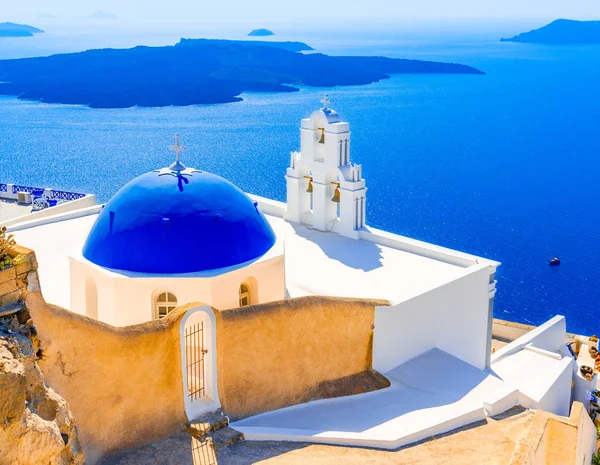 Firostefani, Santorini, Grecia: Iglesia griega antigua y caldera en el mar Egeo —  Fotos de Stock