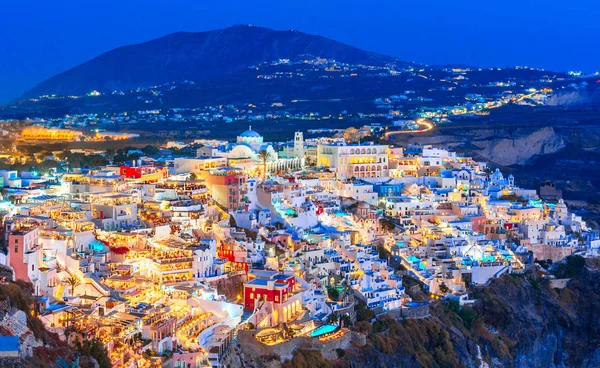 Fira, isla de Santorini, Grecia. Vista general de la ciudad acantilado de Thira, Fira con las casas blancas tradicionales y famosas —  Fotos de Stock