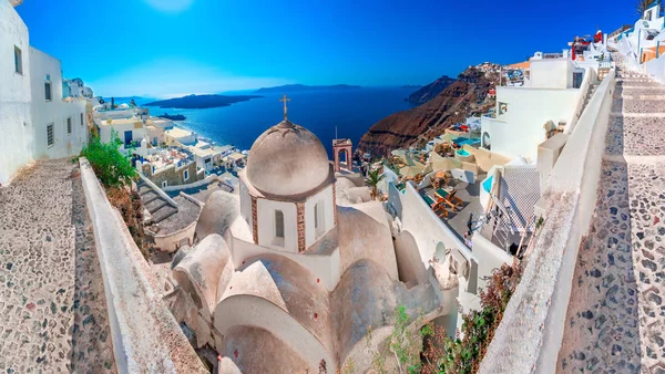 Fira, santorini, mit weißem Dorf, gepflasterten Wegen, griechisch-orthodoxer blauer Kirche und Sonnenuntergang über der Caldera. Kykladen, Griechenland — Stockfoto