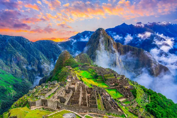 Machu Picchu, Cusco, Peru: översikt över den försvunna Inka staden Machu Picchu med Wayna Picchu Peak, före soluppgången Stockbild