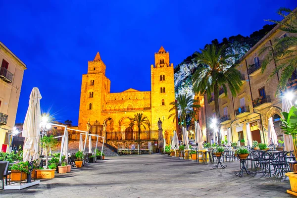 Cefalú, Sicilia, Italia: Vista nocturna de la plaza de la ciudad con la Catedral o Basílica de Cefalú, una iglesia católica construida en el estilo normando — Foto de Stock