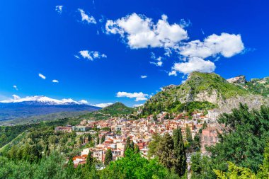 Taormina, Sicilya, İtalya: Yunan Tiyatrosu'nun tepesinden panoramik manzara, Etna ve Taormina ile Giardini-Naxos