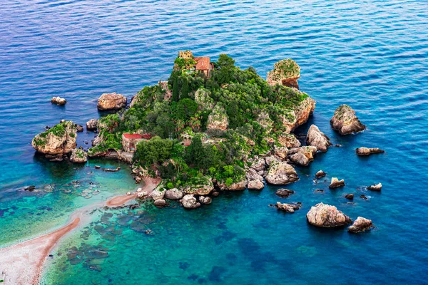 Таормина, Сицилия, Италия: пейзаж и мыс Мбаппе с пляжем и островом Изола-Белла на закате — стоковое фото