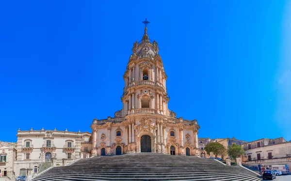 Modica, Sicilia: Scena di ingresso e facciata della cattedrale barocca di San Giorgio — Foto Stock