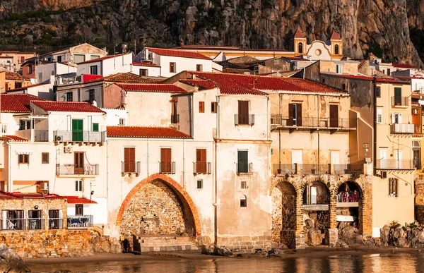 Cefalu, sizilien, italien: ligurisches meer und mittelalterliche stadt cefalu. — Stockfoto