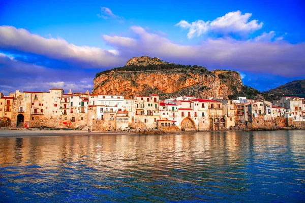 Cefalu, Sicily, Italy: Ligurian Sea and medieval city Cefalu. — Stock Photo, Image