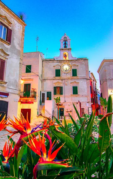 Polignano a Mare, Puglia, Italy: Morning view of the Piazza del Duomo — Stock Photo, Image