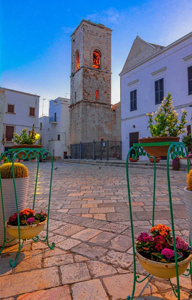 Polignano a mare, Apulien, Italien: Blick auf die Piazza del Duomo am Morgen — Stockfoto