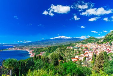 Taormina, Sicilya, İtalya: Yunan Tiyatrosu'nun tepesinden panoramik manzara, Etna ve Taormina ile Giardini-Naxos