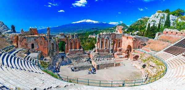 Taormina, Sicilia, Italia: Il Teatro Greco di Taormina con il vulcano Etna fumante sullo sfondo — Foto Stock