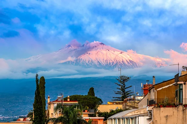 Taormina, Sicília, Itália: Vista panorâmica do Etna vista sobre a cidade — Fotografia de Stock