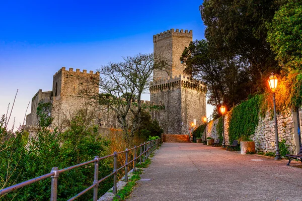 Erice, Sicily, Italy: Night view of the Venere Castle, a Norman fortress — Stock Photo, Image