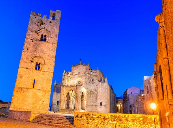 Erice, Sicilya, İtalya: Ortaçağ kenti Erice 'nin Duomo dellassunta veya Chiesa Madre ana kilisesi — Stok fotoğraf