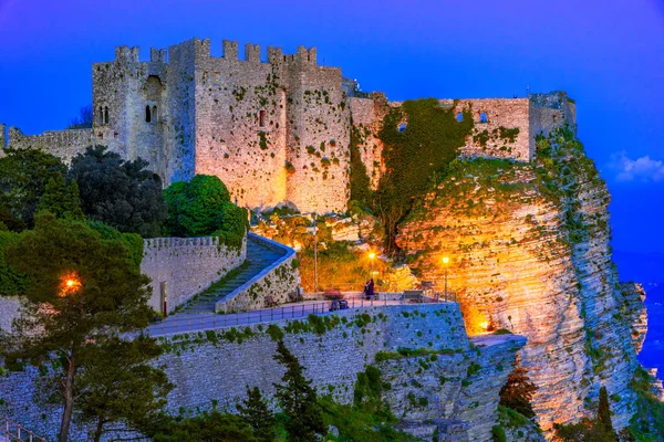 Erice, Sicilien, Italien: Nattutsikt över Venere slott, en Norman fästning Royaltyfria Stockbilder
