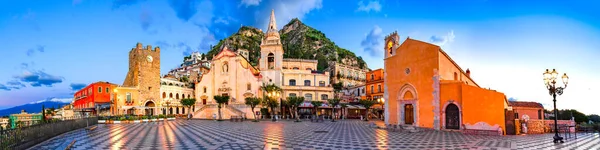 Taormina, Sicilien, Italien: Panoramautsikt över torget Piazza Ix Aprile med kyrkan San Giuseppe, klocktornet Stockfoto