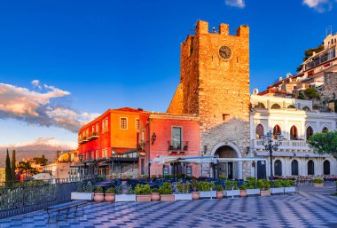 Taormina, Sicilya, İtalya: Arka planda saat kulesi ve Etna Yanardağı ile sabah meydanı panoramik görünümü
