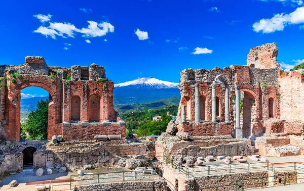 Taormina, Sicily, Italy: Το Ελληνικό Θέατρο της Ταορμίνας με φόντο το ηφαίστειο Etna Εικόνα Αρχείου