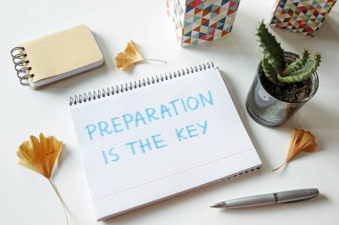 Hazırlık beyaz masaya defterde yazılı anahtarıdır