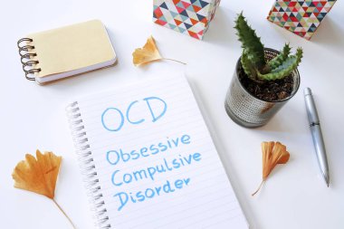 OKB obsesif kompulsif üzerinde beyaz t defterde yazılı bozukluk