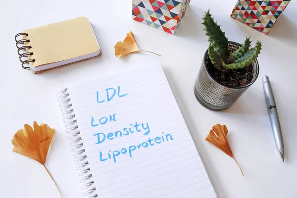 白いテーブルにノートに書かれた Ldl 低密度リポタンパク質 — ストック写真