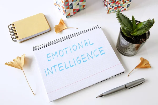 Emotionell Intelligens Skriven Anteckningsbok Vitt Bord — Stockfoto